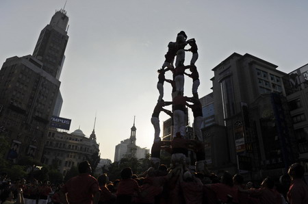 'Human tower' spectacle show at Expo