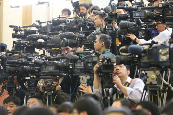 Journalists cover debut of new CPC top leaders