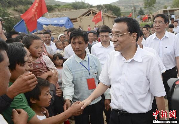 Premier Li visits NW China village after quake