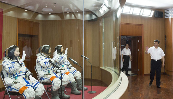 President Xi sees off Shenzhou-X crew