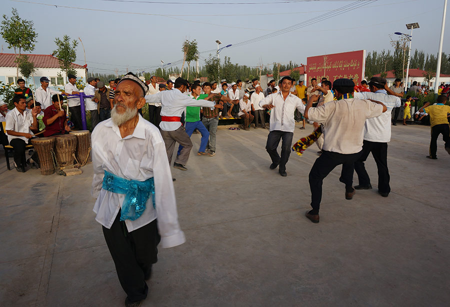 Uygur couple tie the knot on Chinese Valentine's Day