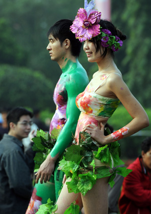 Models display body paintings at the 10th Cross-Straits Flower Exhibition in Zhangzhou, southeast China&apos;s Fujian Province, Nov. 18, 2008. The 10th Cross-Straits Flower Exhibition was held here on Tuesday. (Xinhua/Jiang Kehong)