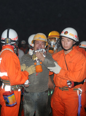 Eight rescued after 64 hours trapped in S China tunnel