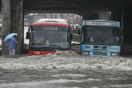 China torn by heatwave, rainstorm