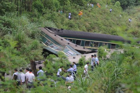 4 killed as train derails in south China