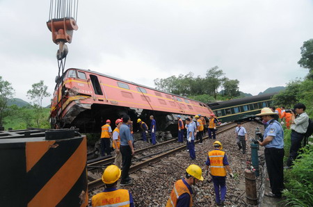 4 killed as train derails in south China