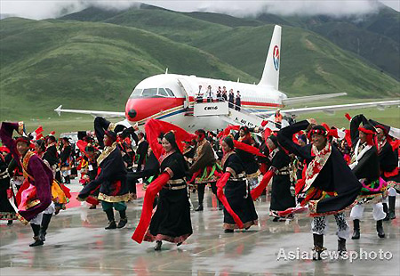 Sanjiangyuan opens first civil airport