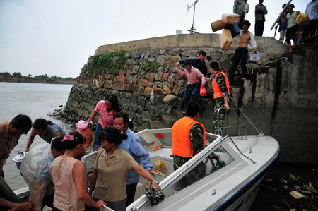 Typhoon Koppu lands in S China's Guangdong