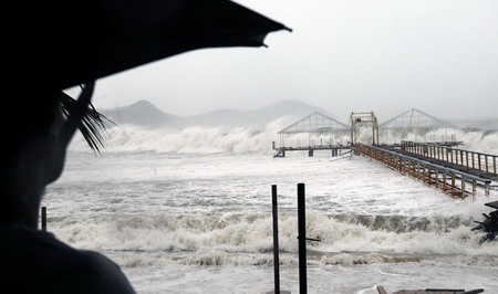 Typhoon Kestana shaves Hainan, heading to Vietnam