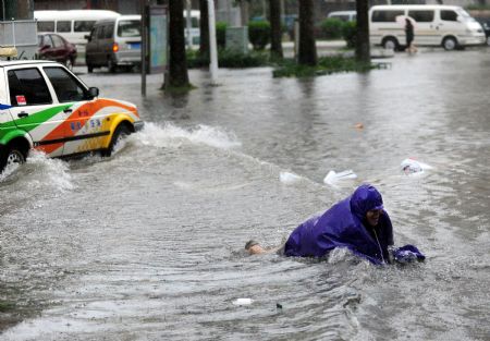 Parma leaves 3 deaths as it lands in south China