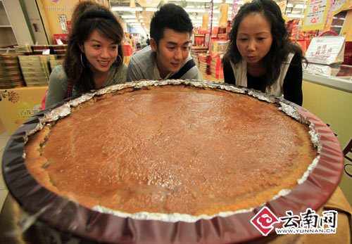 42-kg 'mooncake king' costs 4,680 yuan