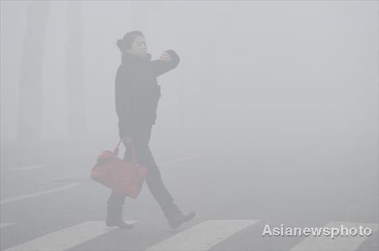 Heavy fog shrouds Central, East China