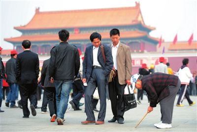 75-year-old volunteer helps keep Tian'anmen neat