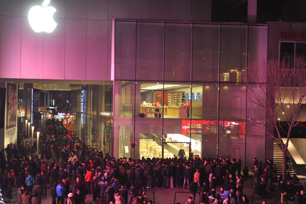 Apple fans in China rush for iPhone 4S