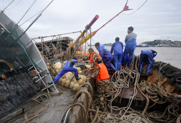 Fishing boat overturned off E. China coast