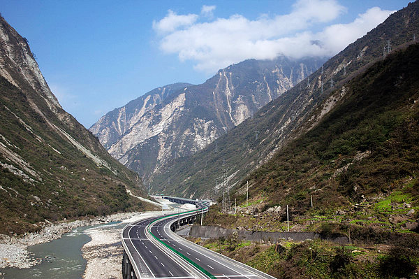 Expressway links quake-hit areas in SW China