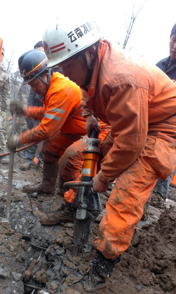 Dozens die in landslide; Xi orders all-out rescue