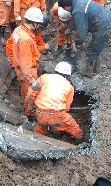 Dozens die in landslide; Xi orders all-out rescue