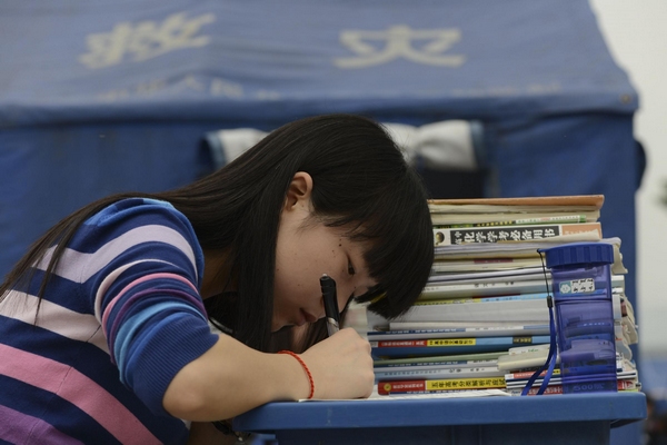 Students continue study in tents after quake