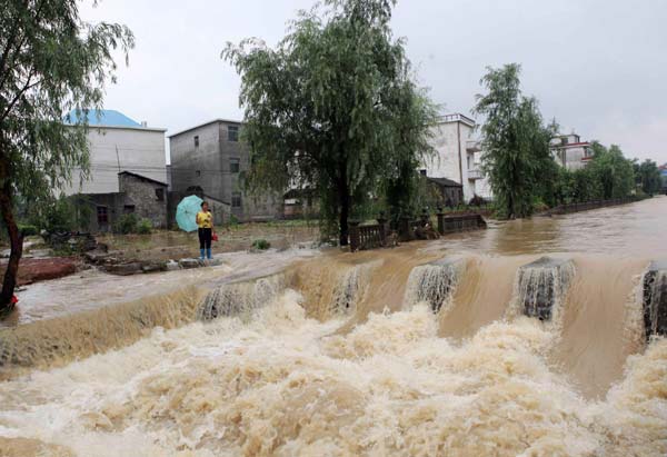 10,000 evacuated in E China downpour