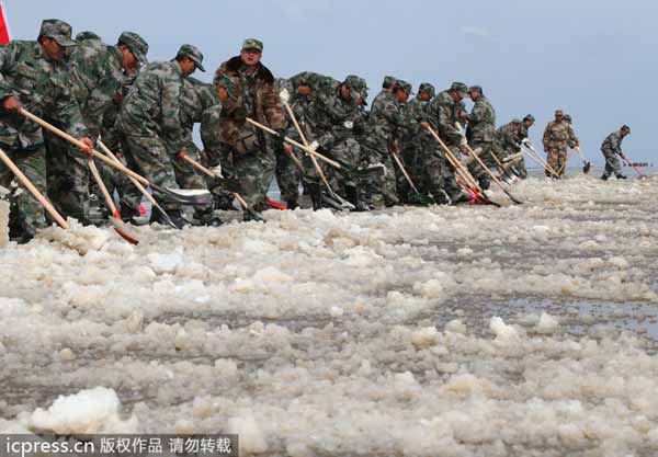 Snowstorms cause chaos for travelers in SW China