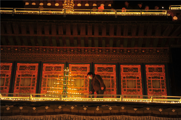 Butter lamps light up Buddhist festival in Tibet