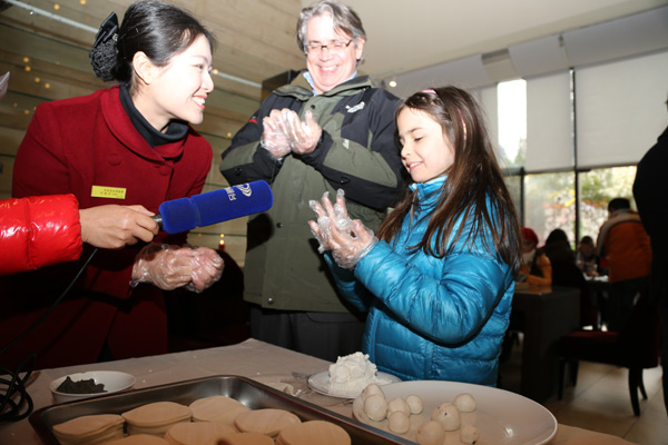 Expats celebrate Lantern Festival in Chengdu