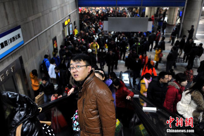 Passenger return peak surges after Lantern Festival