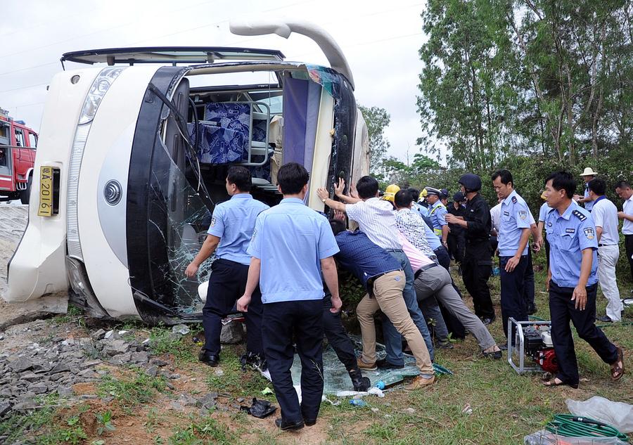 School bus accident in S. China leaves 8 dead