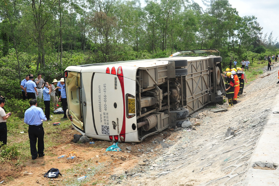 School bus accident in S. China leaves 8 dead