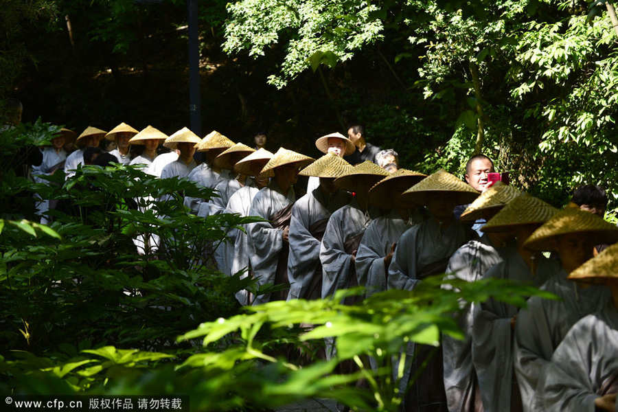 Traditional mendicants' walk held in East China