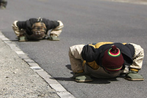 Traditional mendicants' walk held in East China