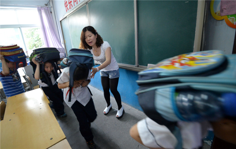 Shandong students dive into earthquake safety