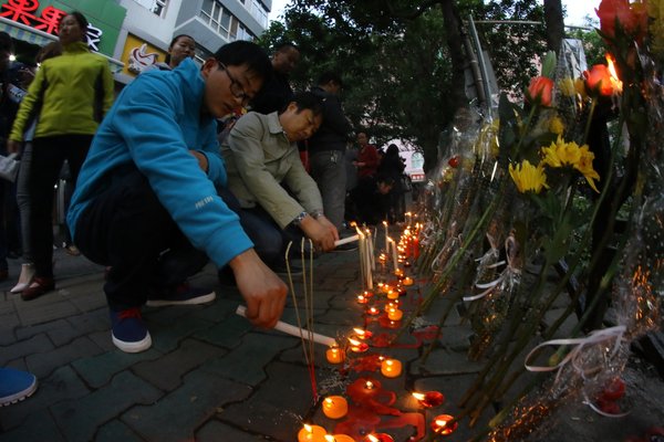 Urumqi residents mourn victims of terrorist attack