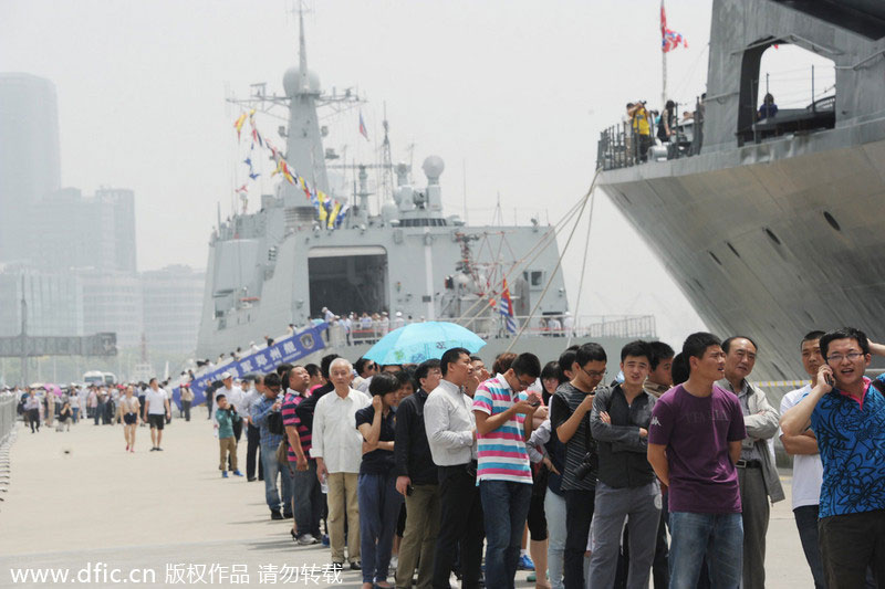 Shanghai crowds flock to China, Russia battleships