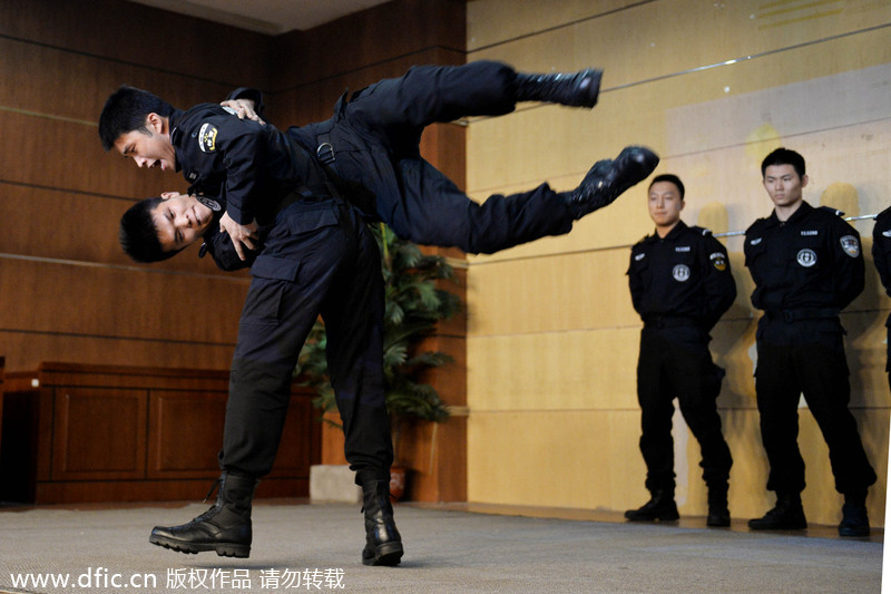 College students receive anti-terror training in Beijing