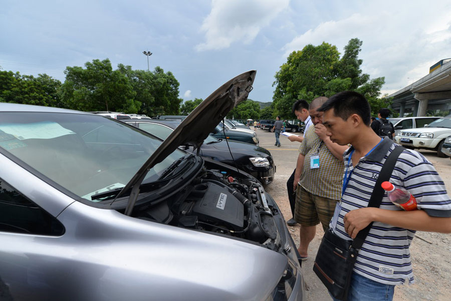 First 100 State cars on auction in Shenzhen