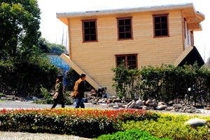 Illegal rooftop structure dismantled in Beijing