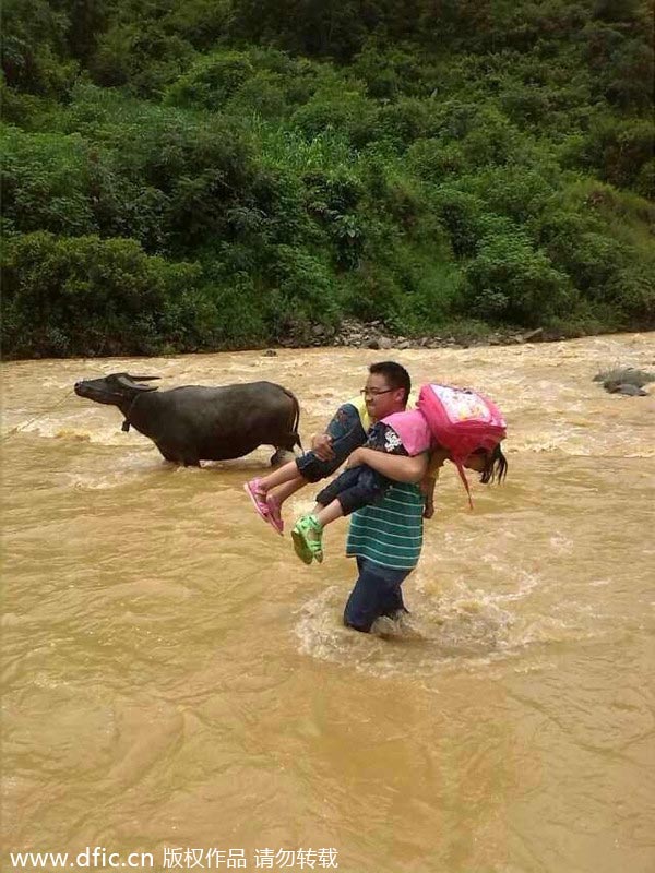 Yunnan teachers carry students across river to school