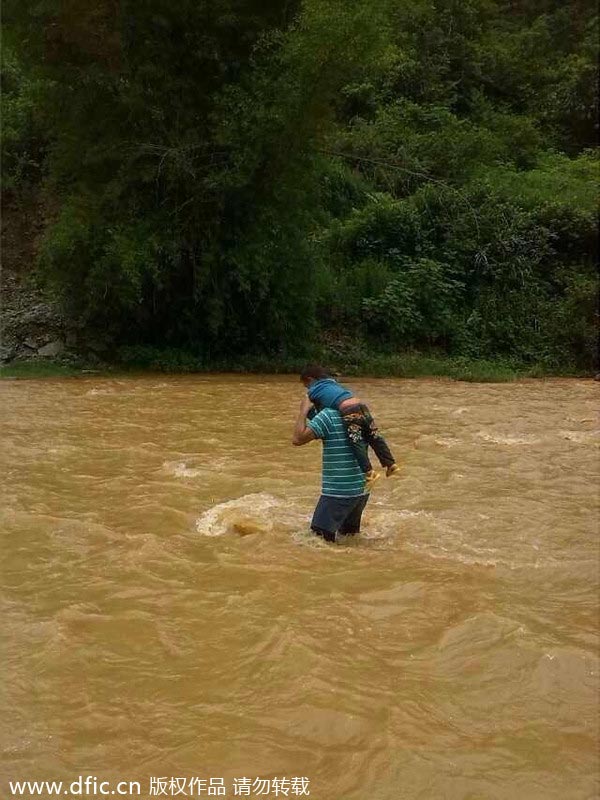 Yunnan teachers carry students across river to school