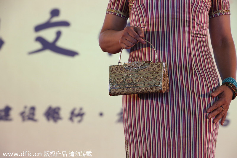 Charming <EM>qipao</EM> wearers strut catwalk in Henan