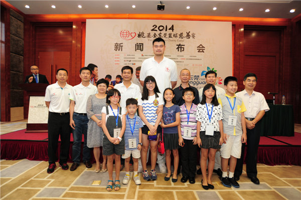 Yao Ming helps teens and cultivates new players