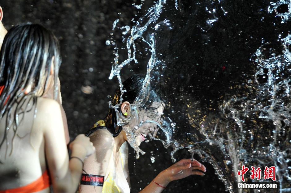 Bikini girls celebrate youth carnival in water-splashing fight