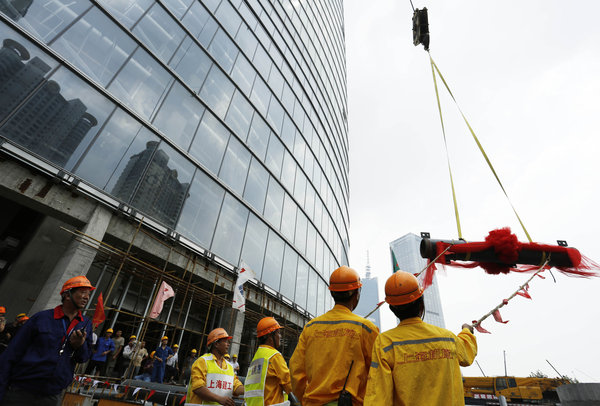 Shanghai Tower gets finishing touch