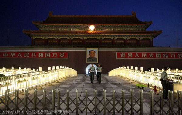 'Golden' guardrails decorate Tiananmen Square