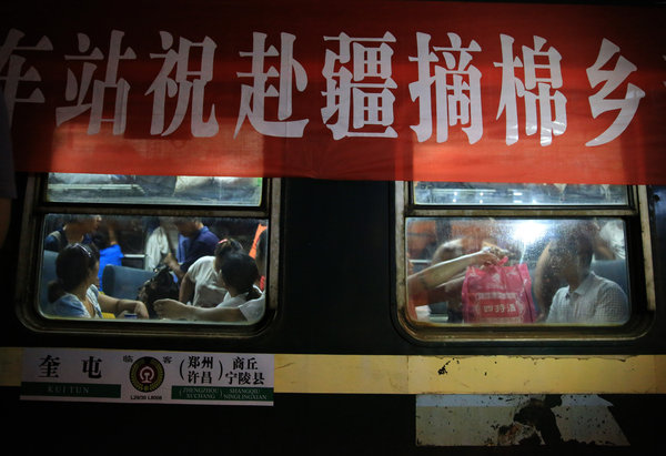 Workers flock to Xinjiang cotton harvest