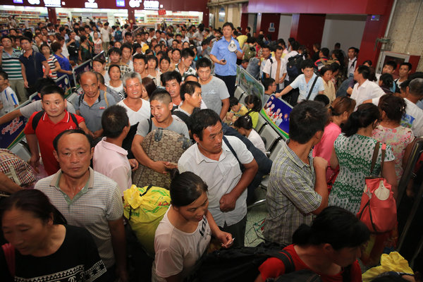 Workers flock to Xinjiang cotton harvest