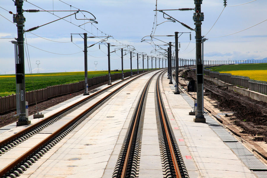 Silk Road railway in Northwest China nears completion