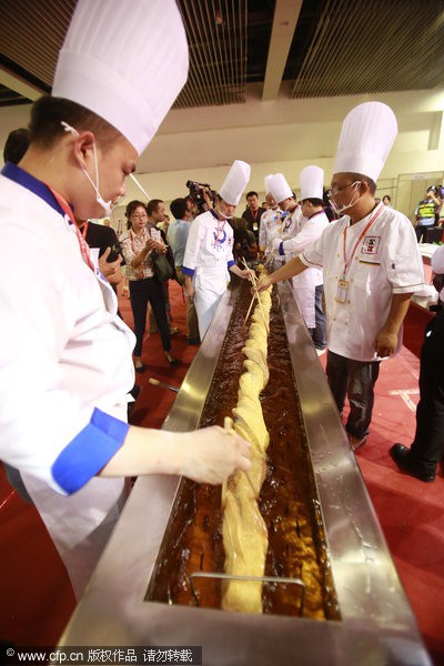 Giant '<EM>youtiao</EM>' breaks the Guinness World Record