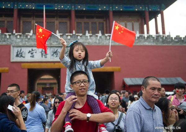 Scenic spots in Beijing packed with tourists